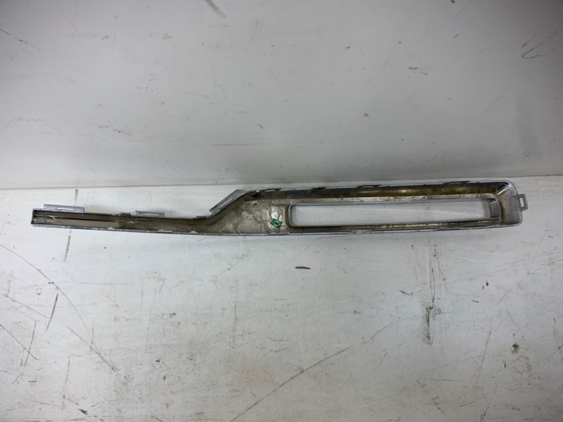 Рамка противотуманной фары правой