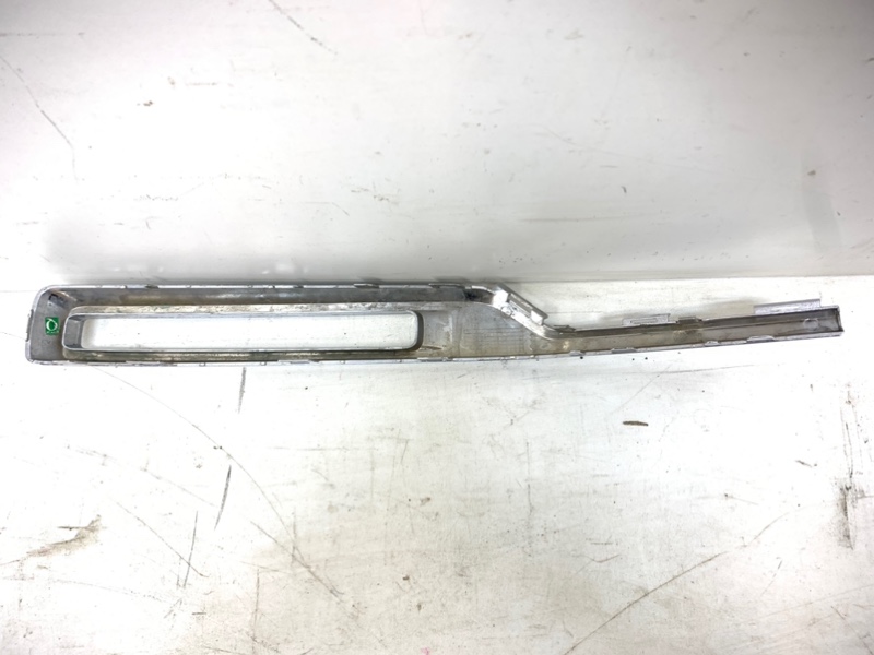 Рамка противотуманной фары левой