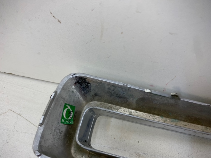 Рамка противотуманной фары левой