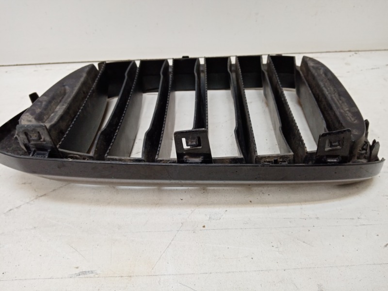 Решетка радиатора правая