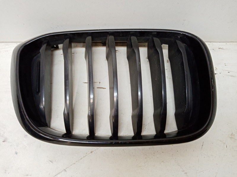 Решетка радиатора правая