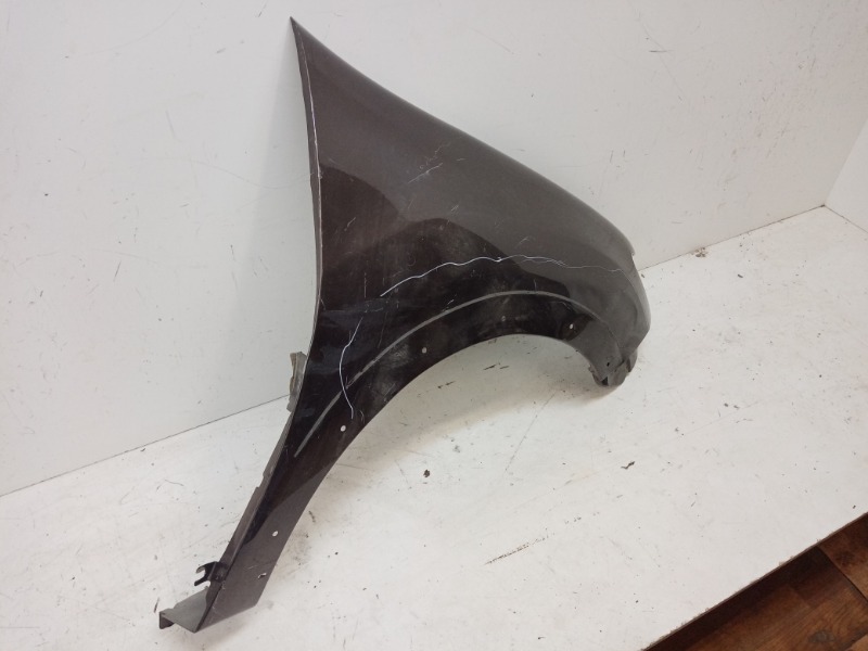 Крыло переднее правое