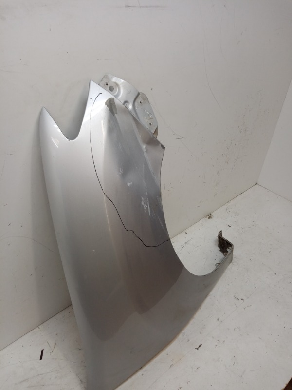 Крыло переднее правое