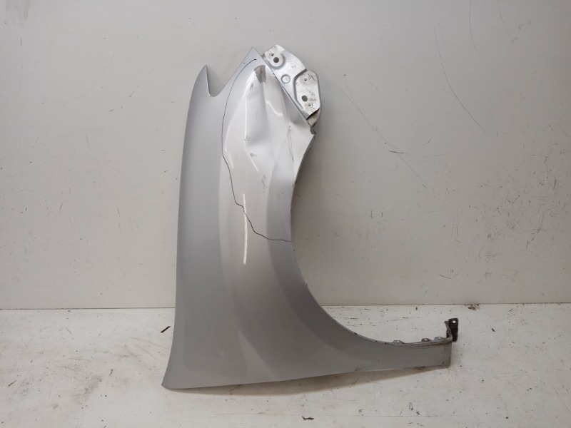 Крыло переднее правое