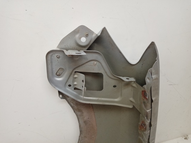 Крыло переднее правое