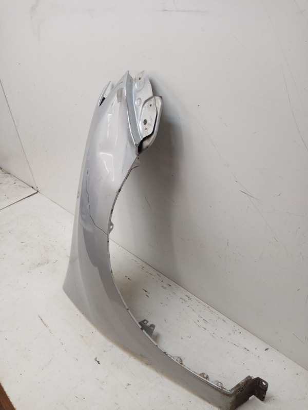 Крыло переднее правое