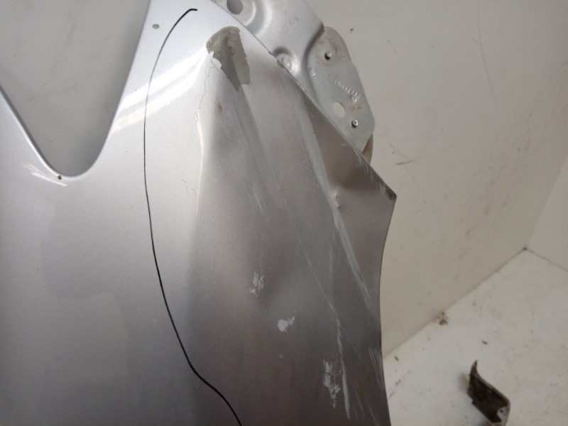 Крыло переднее правое