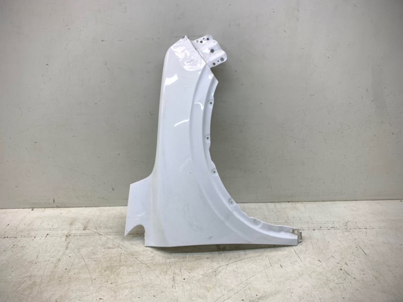 Крыло переднее правое