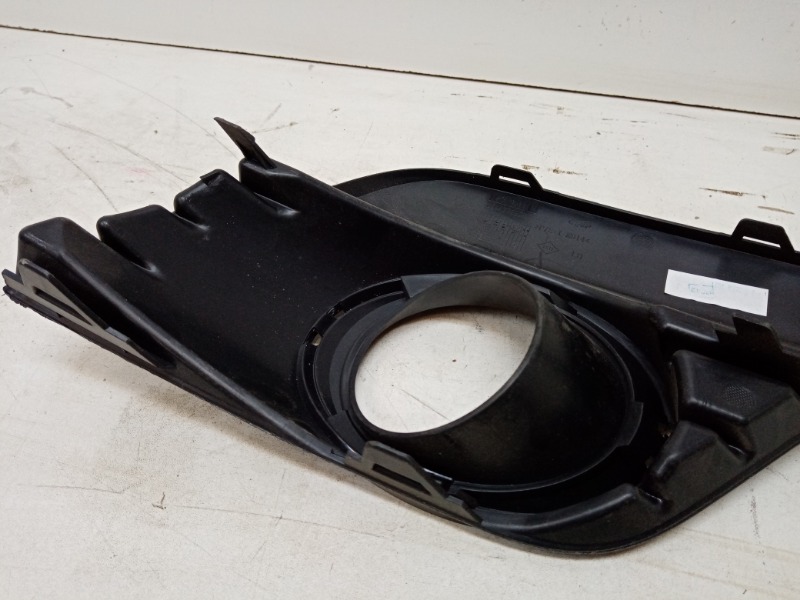 Рамка противотуманной фары левой