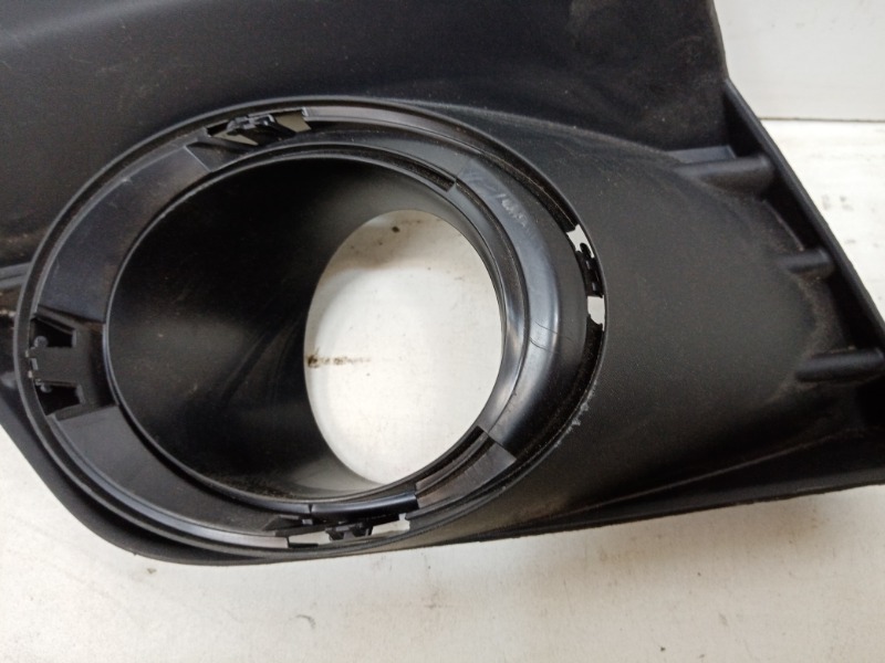 Рамка противотуманной фары левой