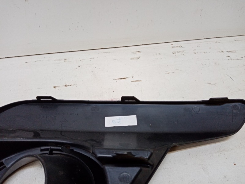 Рамка противотуманной фары левой