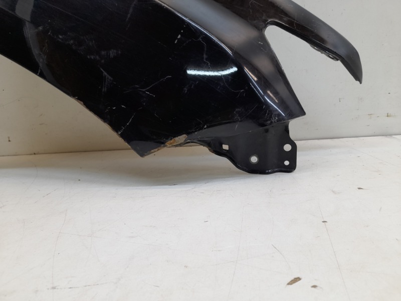 Крыло переднее правое