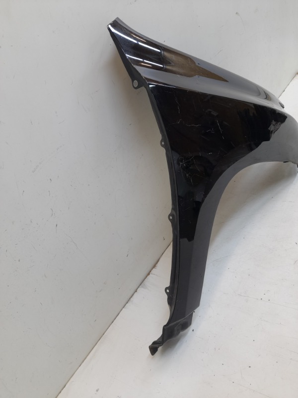 Крыло переднее правое