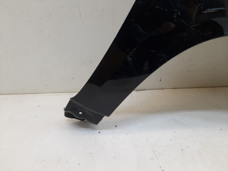 Крыло переднее правое