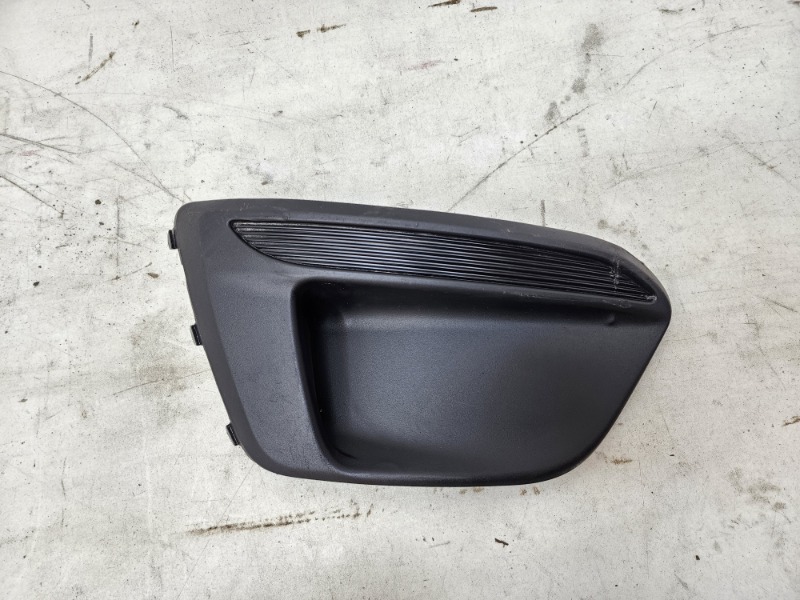 Рамка противотуманной фары правой