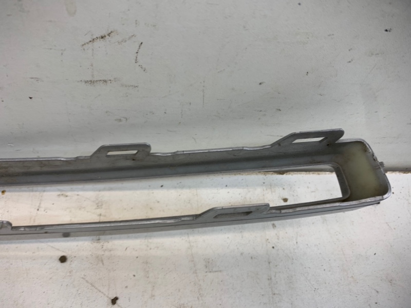 Молдинг переднего бампера правый