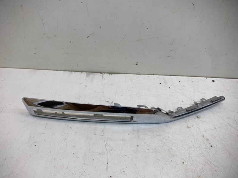 Рамка противотуманной фары правой