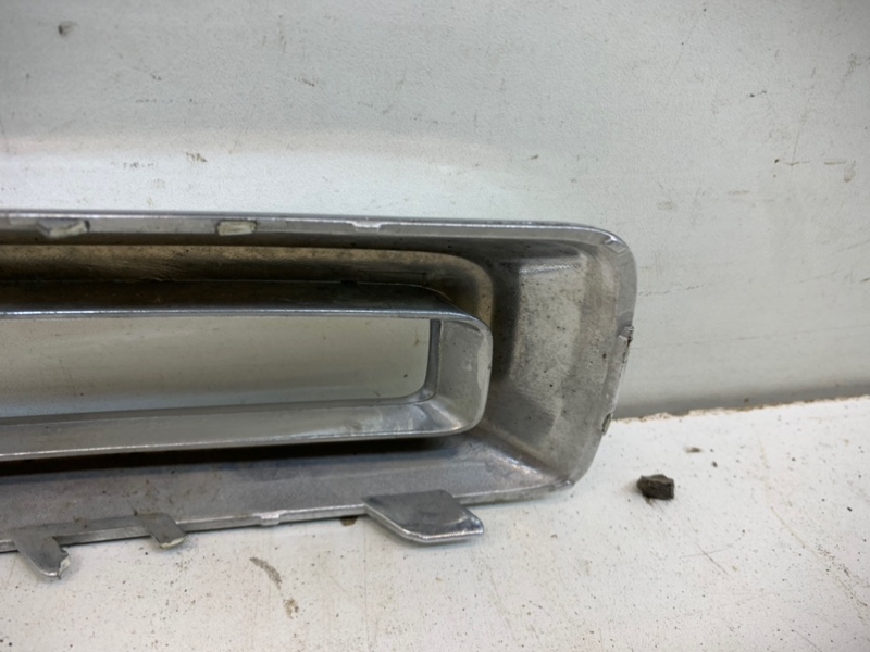 Рамка противотуманной фары правой