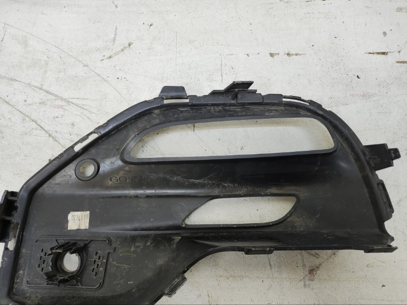 Рамка противотуманной фары правой