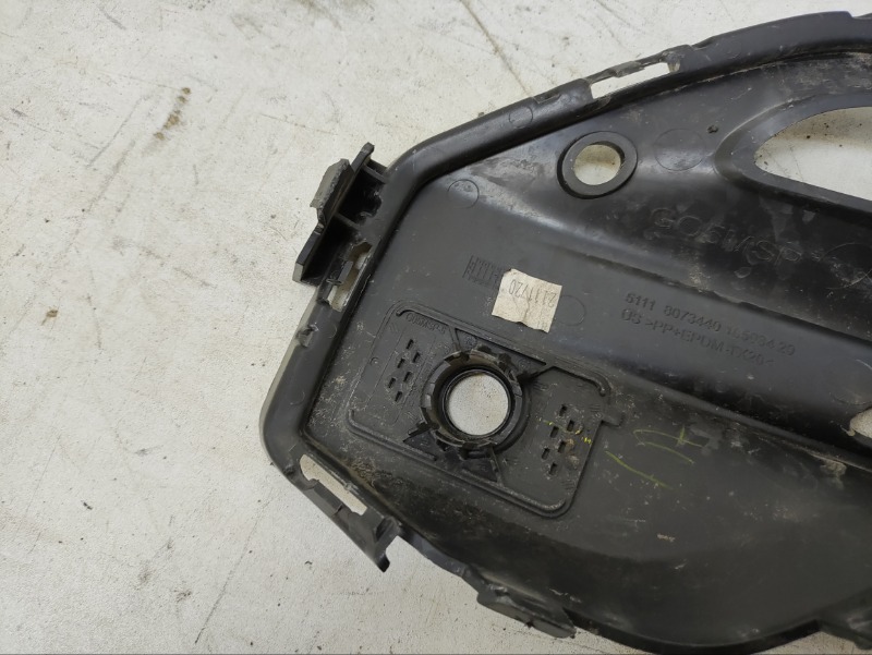 Рамка противотуманной фары правой