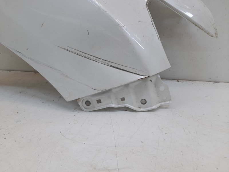 Крыло переднее правое