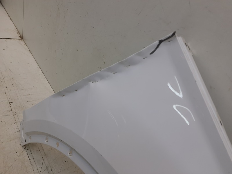 Крыло переднее правое