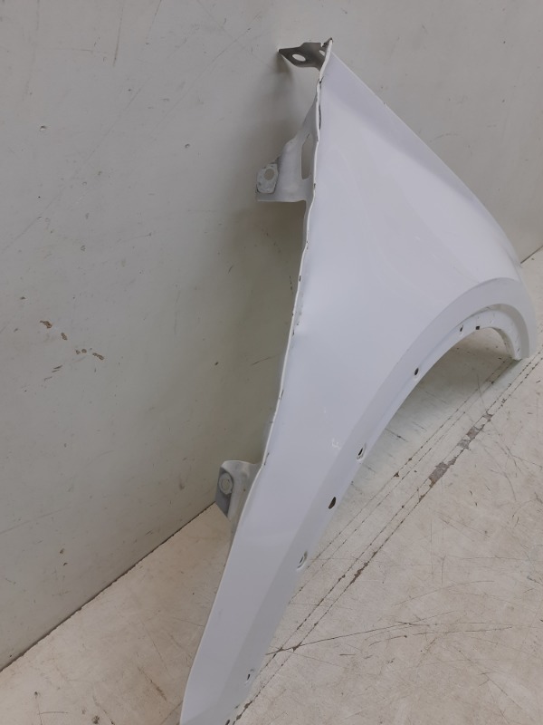 Крыло переднее правое