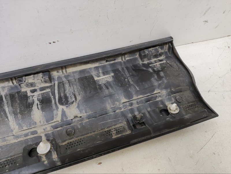 Накладка двери передней левой