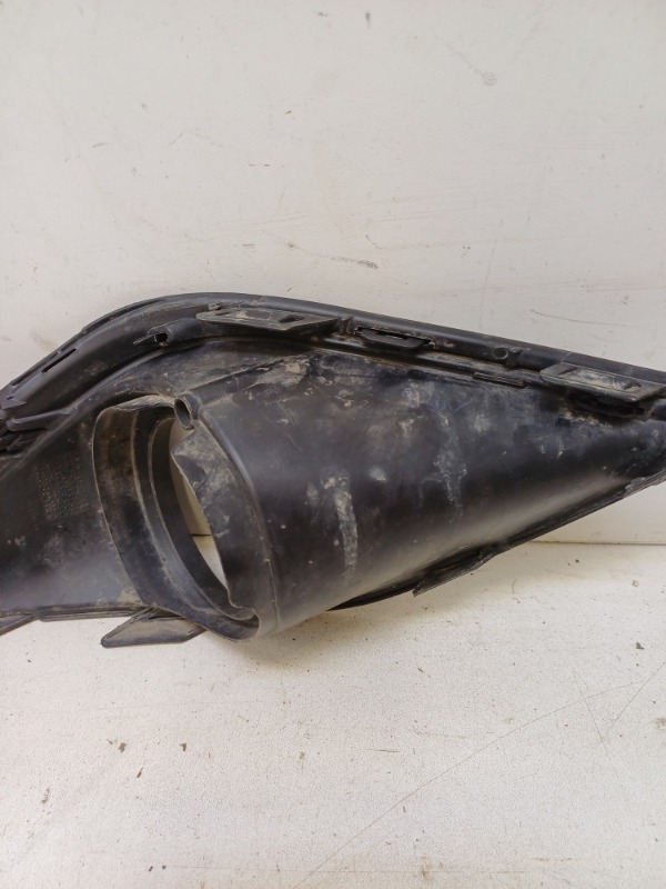 Рамка противотуманной фары левой