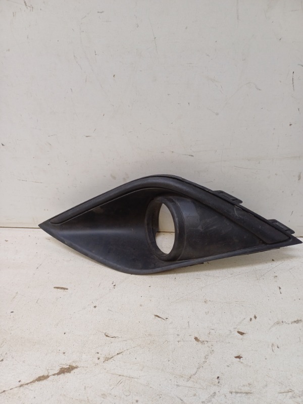 Рамка противотуманной фары левой