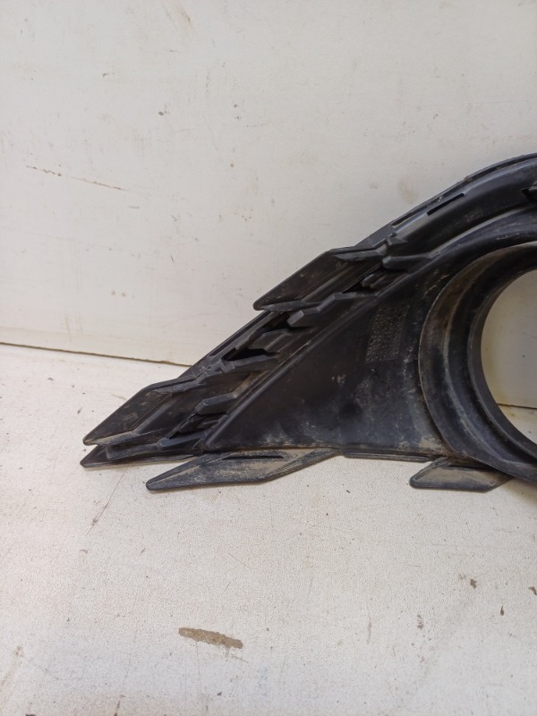 Рамка противотуманной фары левой