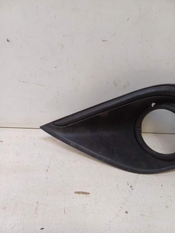 Рамка противотуманной фары левой