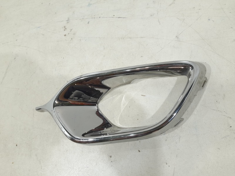 Рамка противотуманной фары правой