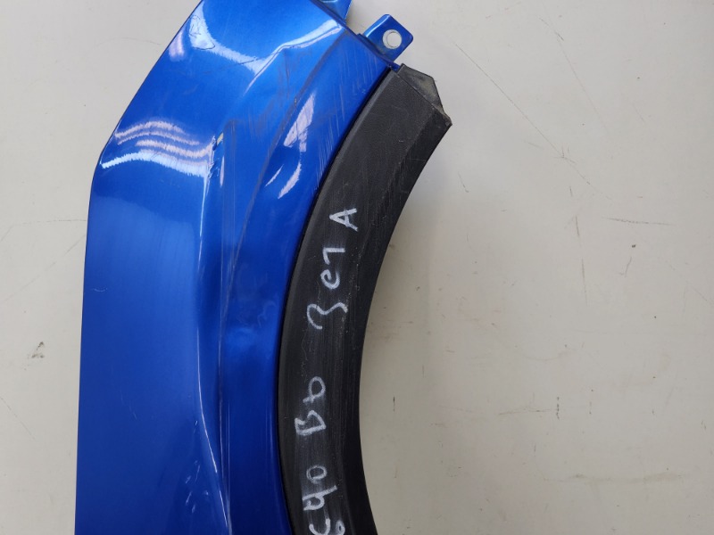 Крыло переднее правое