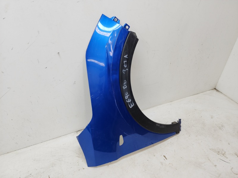 Крыло переднее правое