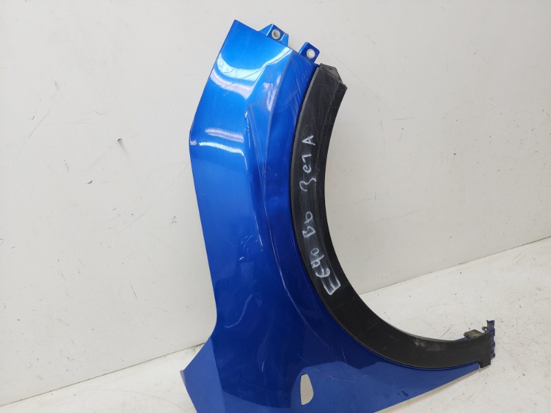 Крыло переднее правое