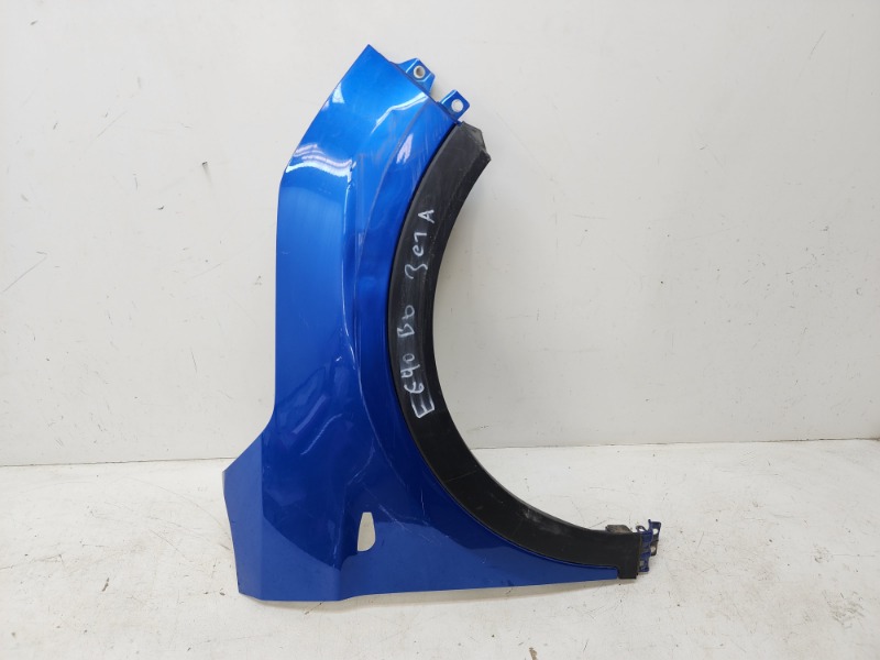 Крыло переднее правое