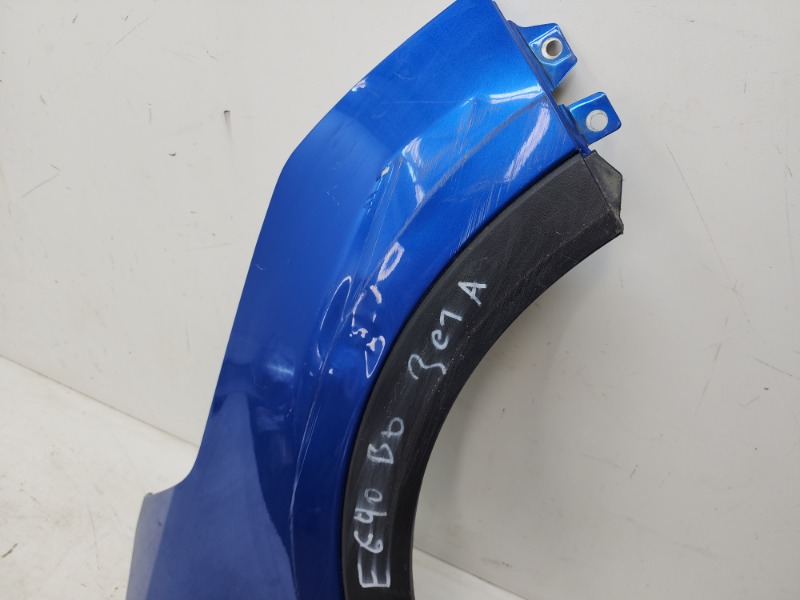 Крыло переднее правое