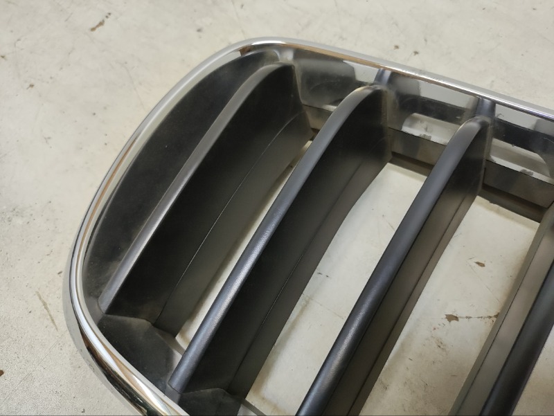 Решетка радиатора левая