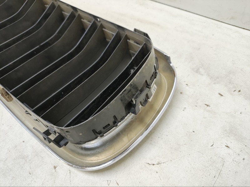 Решетка радиатора левая