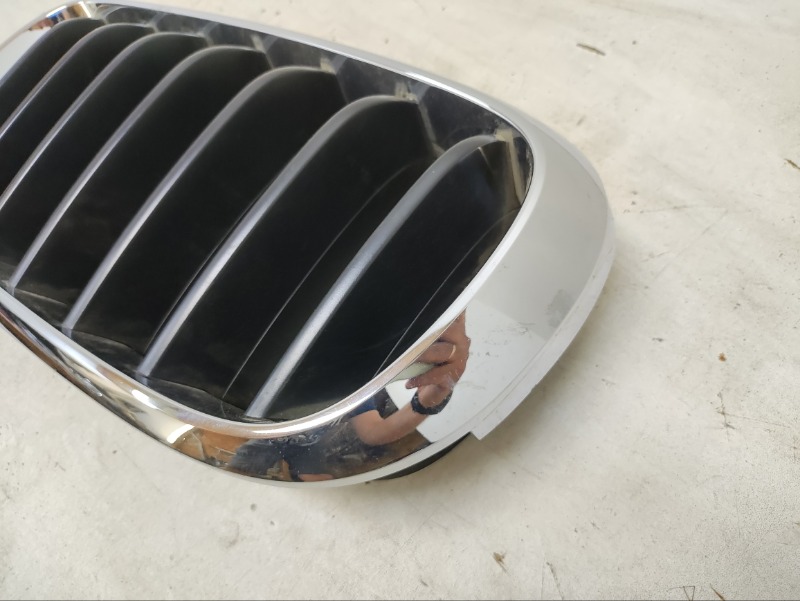 Решетка радиатора левая