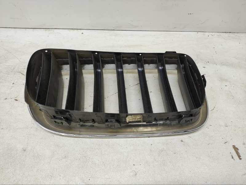 Решетка радиатора левая