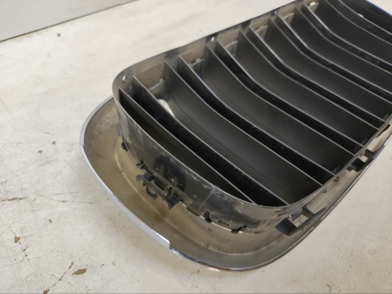 Решетка радиатора левая