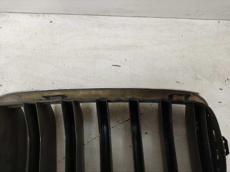 Решетка радиатора левая