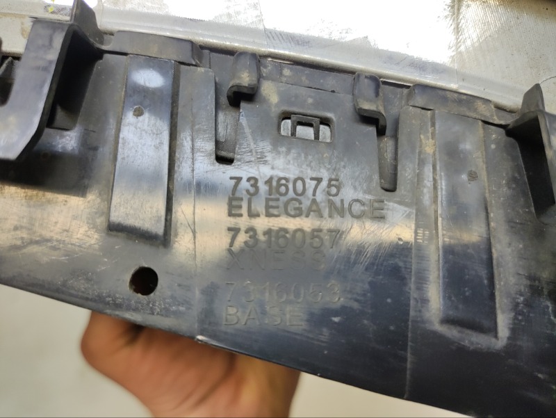 Решетка радиатора левая