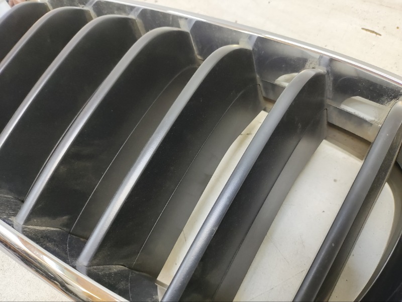 Решетка радиатора левая