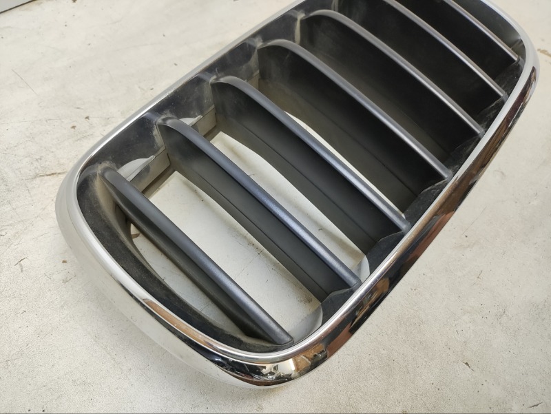 Решетка радиатора левая