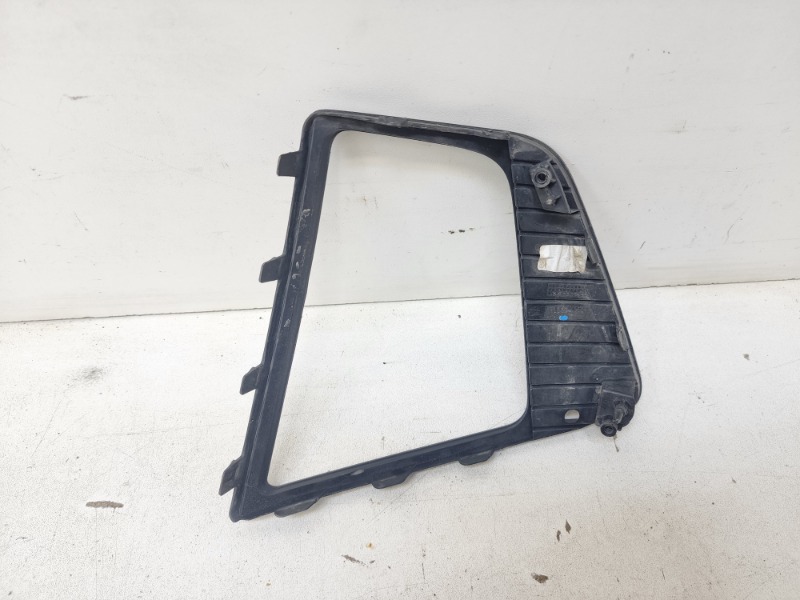 Рамка противотуманной фары правой