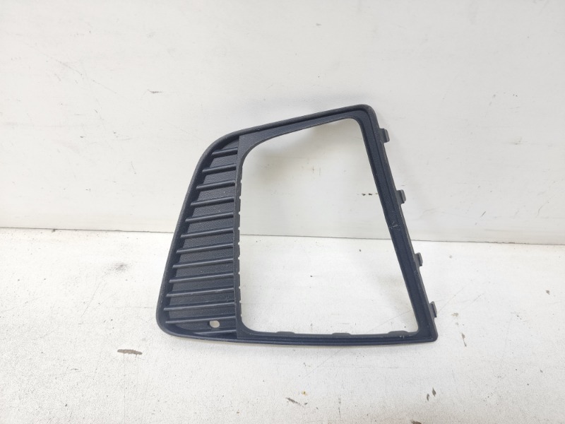 Рамка противотуманной фары правой