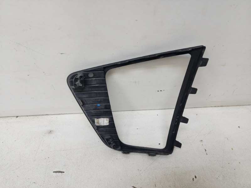 Рамка противотуманной фары правой